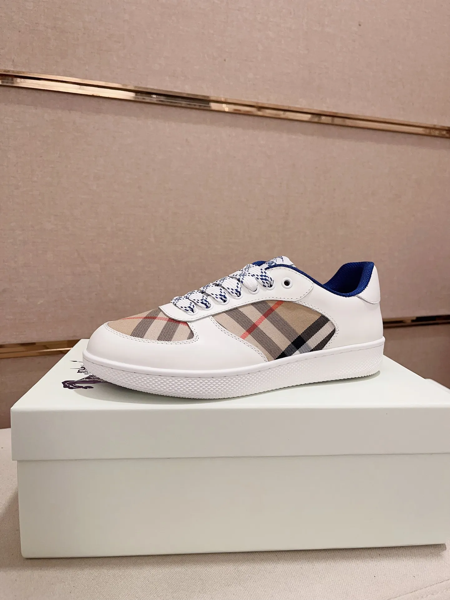 Men's shoes💰: 620💰Top version🥳◾️▫️The new Burberry men's classic low-top sneakers are reinterpreted with Vintage retro plaid cotton material and calfskin, decorated with a new brand logo. First-layer cowhide lining, embossed Burberry logo on the heel, and original TPU outsole! Code number: 38-45. Women's sizes and 46 can be customized.